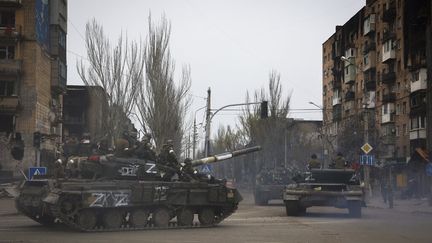 Des chars russes dans la ville de Marioupol, dans le sud-est de l'Ukraine, le 23 avril 2022. (ALEXEI ALEXANDROV / AP)