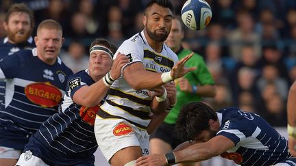 Le Néo-Zélandais de La Rochelle, Victor Vito, dans la défense agenaise (NICOLAS TUCAT / AFP)