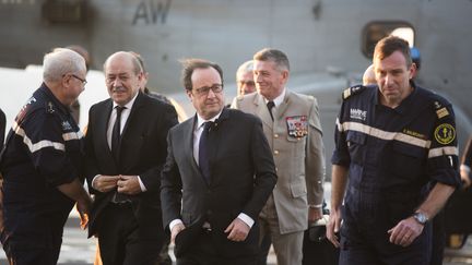 Le président François Hollande arrive sur le porte-avions "Charles-de-Gaulle", vendredi 4 décembre 2015. (PHILIPPE DE POULPIQUET / POOL / AFP)