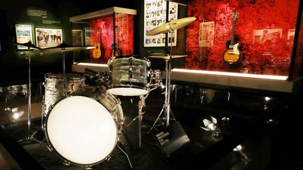 La batterie de Charlie Watts dans l'exposition "Unzipped" consacrée au Rolling Stones, ici le 1er juillet 2021. (VALERIE LE PARC / MAXPPP)