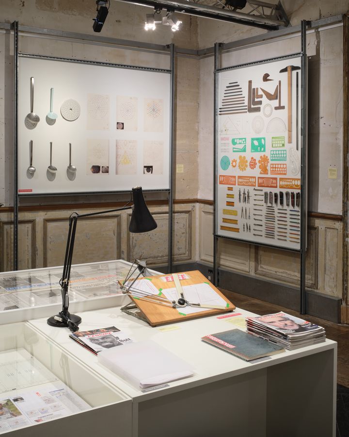 Les outils d'Etienne Robial exposés dans l'exposition "étienne + robial. graphisme &amp; collection, de futuropolis à canal+" au Musée des Arts décoratifs (Musée des Arts décoratifs / Christophe Dellière)