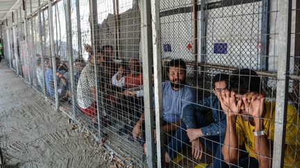 Les réfugiés attendent d'être enregistrés auprès du service d'asile du Centre d'identification de Moria, île de Lesbos. (PANAGIOTIS BALASKAS / EPA/ANA-MPA)