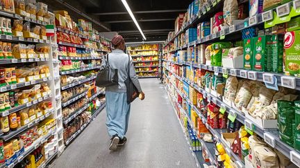 Une femme fait des courses dans un supermarché, le 9 octobre 2023, à Paris. (RICCARDO MILANI / HANS LUCAS / AFP)