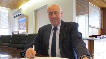 Jean-Marie Zoellé dans son bureau de la mairie de Saint-Louis (Haut-Rhin), le 3 décembre 2019, lors de l'annonce de sa candidature à sa succession. (MAXPPP)