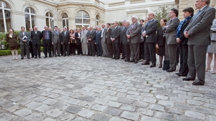 Plusieurs membres du bureau national du PS rendent hommage à la mémoire de Pierre Bérégovoy, le 29 avril 2003 dans la cour de Solférino. (THOMAS COEX / AFP)