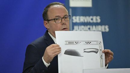 Le procureur de la République de Rennes, Philippe Astruc, montre un dessin du couteau utilisé par une collégienne de 12 ans qui a menacé une enseignante avec dans une école, le 13 décembre 2023. (DAMIEN MEYER / AFP)