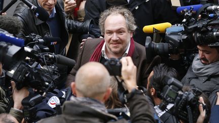 Mathias Enard entouré de journalistes à son arrivée au&nbsp;Goncourt pour son livre "Boussole", le 3 novembre 2015 à Paris (THOMAS SAMSON / AFP)