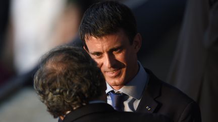 Le Premier ministre, Manuel Valls, le 6 juin 2015 au Stade olympique de Berlin, en compagnie de Michel Platini. (ODD ANDERSEN / AFP)