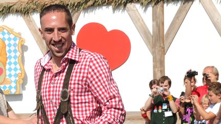 Le footballeur Franck Rib&eacute;ry arrive &agrave; la f&ecirc;te de la bi&egrave;re de Munich (Allemagne), v&ecirc;tu d'une tenue traditionnelle bavaroise, le 2 octobre 2011. (CHRISTOF STACHE / AFP)