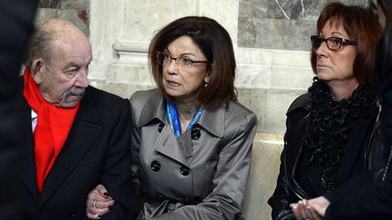 Elisabeth Fouquet (au centre), la mère d'Aurélie, policière tuée le 20 mai 2010, au&nbsp;premier jour du procès, le 1er mars 2016 au palais de justice de Paris. (ALAIN JOCARD / AFP)