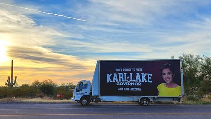 Le bus de la candidate Kari Lake sillonne les routes de l'Arizona. (BENJAMIN ILLY / RADIO FRANCE)