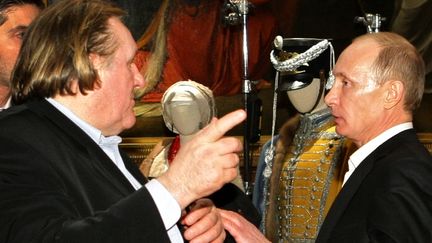 G&eacute;rard Depardieu et Vladimir Poutine en 2010, lors d'un gala de bienfaisance &agrave; Saint-P&eacute;tersbourg (Russie).&nbsp; (ALEXEI NIKOLSKY / RIA-NOVOSTI)