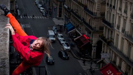 Alain Robert escalade un immeuble, le 17 mars 2011 &agrave; Paris. (MARTIN BUREAU / AFP)