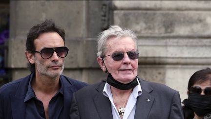 Alors que les enfants de l’acteur Alain Delon se déchirent, ce dernier s’est dit choqué de ce déballage médiatique. Il annonce qu’il va porter plainte pour diffamation contre son fils Anthony.