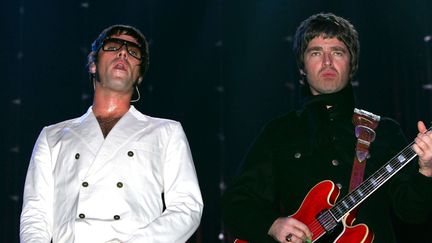 Liam Gallagher et Noel Gallagher d'Oasis en concert à Rome (Italie), le 7 février 2006. (MARIA ANTONELLI / REX F / REX / SIPA)