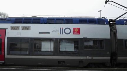 Depuis jeudi 3 décembre, la circulation du train de l'Aubrac est interrompue entre Neussargues (Cantal) et Saint-Chély d'Apcher (Lozère). Les élus locaux craignent une fermeture définitive de la ligne. (France 2)