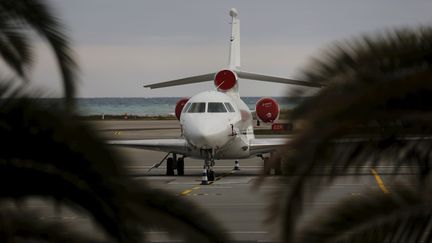 Un jet privé sur le tarmac de l'aéroport de Nice, en mars 2020. (DYLAN MEIFFRET / MAXPPP)