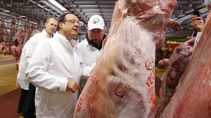 Fran&ccedil;ois Hollande en visite au march&eacute; international de Rungis (Val-de-Marne), jeudi 27 d&eacute;cembre 2012. (BENOIT TESSIER / AFP)