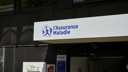 L'entrée d'un bâtiment de l'assurance maladie, le 7 juin 2023, à Paris. (MAGALI COHEN / HANS LUCAS / AFP)