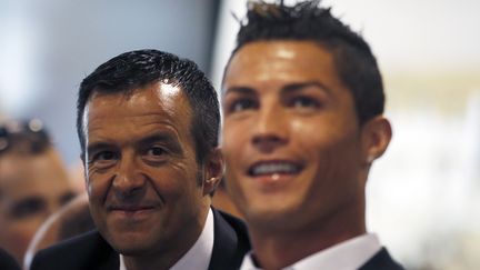 L'agent de joueur Jorge Mendes (&agrave; gauche) et son client et ami, le joueur du Real Madrid,&nbsp;Cristiano Ronaldo, le 15 septembre 2015 &agrave; Madrid. (SERGIO PEREZ / REUTERS)