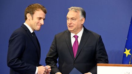 Emmanuel Macron (à gauche), le président français, rencontre Viktor Orban (à droite), le président hongrois, à Budapest, lundi 13 décembre 2021. (ATTILA KISBENEDEK / AFP)