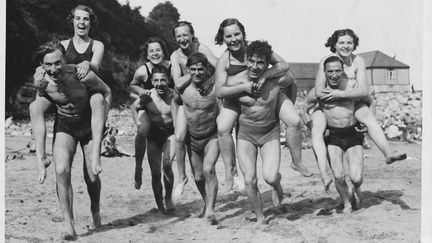 Des couples de baigneurs en 1936. (HULTON DEUTSCH / CORBIS HISTORICAL)