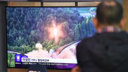 Un homme regarde des images d'un lancement de missile nord-coréen, sur une télévision dans une gare de Séoul (Corée du Sud), le 31 octobre 2019. (JUNG YEON-JE / AFP)