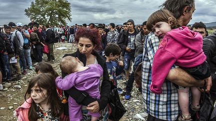 En 2015, les migrants empruntent de plus en plus la route des Balkans pour rejoindre l’Europe de l’Ouest. En septembre, près de 50.000 d’entre eux ont déjà transité par la Macédoine. Un tiers sont des femmes et des enfants.  ( AFP / ARMEND NIMANI)