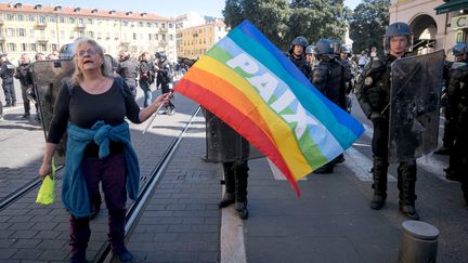 La militante Geneviève Legay, bousculée en marge d'une manifestation des "Gilets jaunes" à Nice. (ARNOLD JEROCKI / EPA)