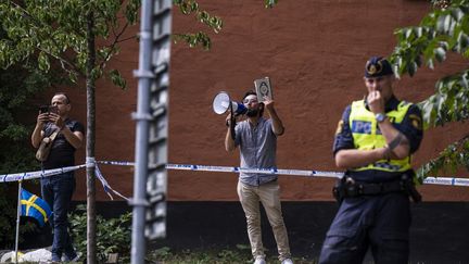 Salwan Momika, ici devant une mosquée de Stockholm le 28 juin 2023, avait été à l'origine de la crise entre la Suède et le Proche-Orient. (JONATHAN NACKSTRAND / AFP)