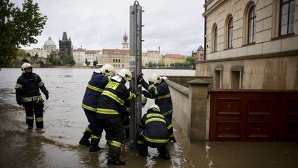 Firefighters build anti-flood barriers by the Vltava river in the Kampa district on June 2, 2013 in Prague, Czech Republic (MATEJ DIVIZNA / GETTY IMAGES)