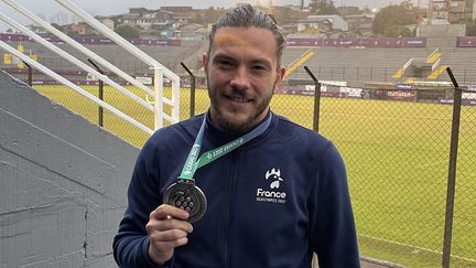 Joffrey Tavares et&nbsp;sa médaille d'argent remportée avec l'équipe de France de football sourd lors des Deaflympics 2022 au Brésil. (Joffrey Tavares)