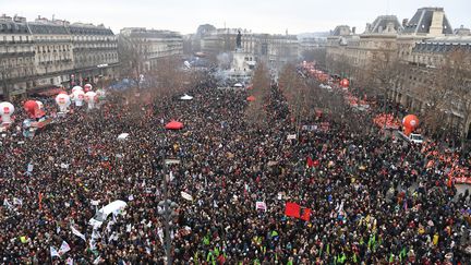 La première journée de mobilisation contre la réforme des retraites à Paris, le 19 janvier 2023. Très impopulaire, cette réforme donne lieu à une mobilisation de plus de trois mois, avec des défilés dépassant trois fois 1,2 million de personnes, selon la police. La loi est promulguée mi-avril, après l'utilisation de l'article 49.3 et le rejet de deux motions de censure contre le gouvernement. (ALAIN JOCARD / AFP)