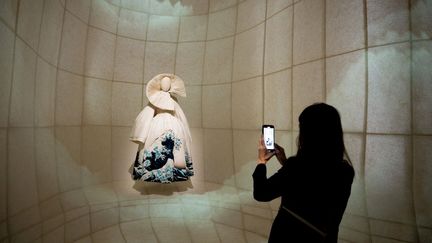 Une invitée à l'exposition "Christian Dior : Créateur de rêves" lors du vernissage au Musée d'Art Contemporain de Tokyo,  le 19 décembre 2022. (YUICHI YAMAZAKI / AFP)