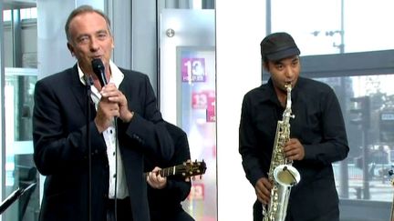 Yves Lecoq chante Trenet sur le plateau du 13h de France2
 (France 2/ Culturebox)