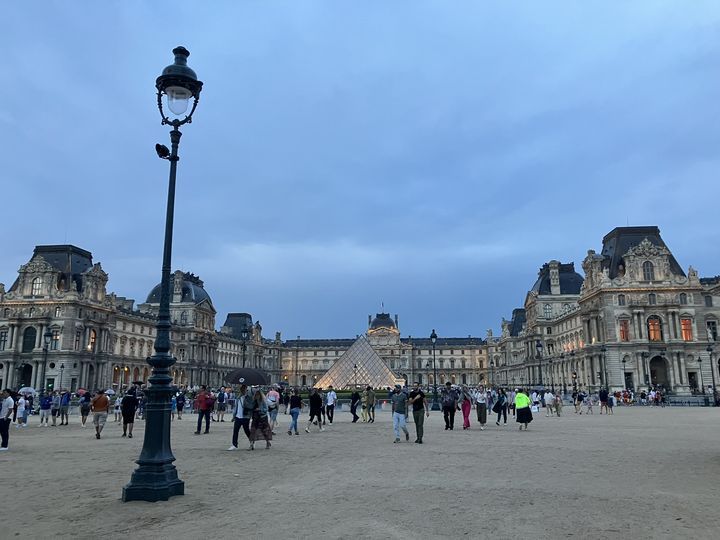 La pyramide du Louvre pendant les Jeux olympiques, à Paris, le 3 août 2024. (LAURENCE HOUOT / FRANCEINFO CULTURE)