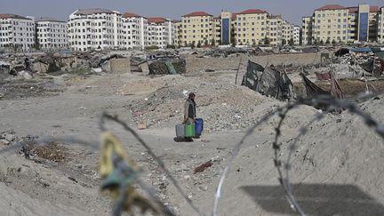 Un homme dans un camp de personnes déplacées à Kaboul, le 21 juin 2021. Photo d'illustration. (ADEK BERRY / AFP)