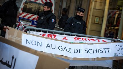 Manifestation &agrave; Paris pr&egrave;s du consulat, contre l'exploitation du gaz de schiste dans le sud alg&eacute;rien le 24 f&eacute;vrier 2015. (MICHAEL BUNEL / NURPHOTO)