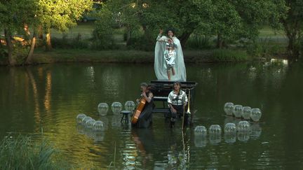 L'artiste Fossilis Fulgor en scène lors du festival Le Piano du lac.&nbsp; (FRANCEINFO)