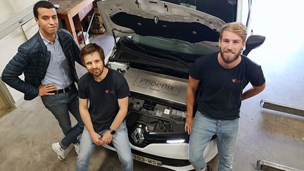 Phoenix Mobility transforme votre voiture thermique en véhicule électrique (de gauche à droite : Wadie Maaninou, Sylvain Deplace et Raphaël Heches), à Grenoble (Isère). (LIONEL CARIOU / FRANCE-BLEU ISÈRE)