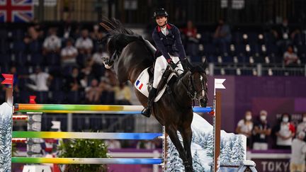 La Française Pénélope Leprevost, sur&nbsp;Vancouver de Lanlore, lors l'épreuve par équipes mixte de saut d'obstacles, aux Jeux olympiques le 6 août 2021. (CAROLYN KASTER / AP)