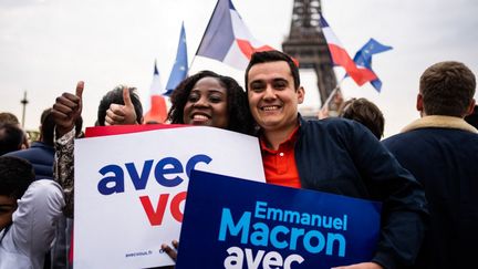 Supporters d'Emmanuel Macron au rassemblement organisé au Champ-de-Maris, à Paris, le 24 avril 2022. (XOSE BOUZAS / HANS LUCAS)