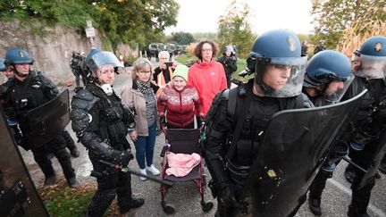 Les forces de l'ordre prennent position après l'évacuation des habitants de la ZAD de Kolbsheim (Bas-Rhin), près de Strasbourg, le 10 septembre 2018. (FREDERICK FLORIN / AFP)