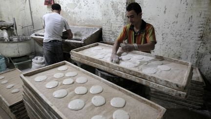 Boulangerie, fabrication du pain subventionné au Caire. Egypte le 22 octobre 20011. (MAHMUD HAMS / AFP)