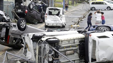 Des voitures renversées à Osaka (Japon), le 4 septembre 2018. (KYODO KYODO / REUTERS)