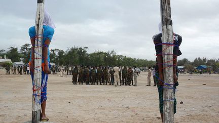 Deux Somaliens accus&eacute;s du meurtre d'une infirmi&egrave;re attendent d'&ecirc;tre fusill&eacute;s &agrave; Mogadiscio (Somalie), le 15 juillet 2014. (MOHAMED ABDIWAHAB / AFP)