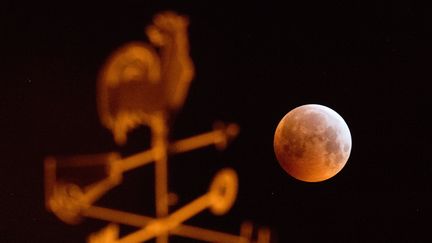 La lune de sang rougeoie au-dessus de Laatzen (Allemagne), le 21 janvier 2019. (JULIAN STRATENSCHULTE / DPA / AFP)