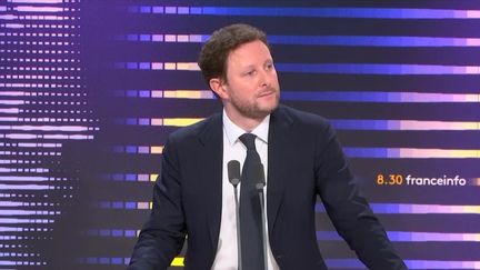 Clément Beaune, ministre délégué chargé des Transports, était l'invité du 8h30 franceinfo, jeudi 7 décembre 2023. (FRANCEINFO / RADIOFRANCE)