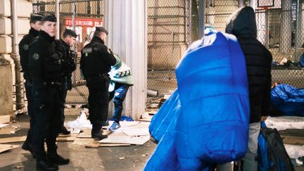 Expulsion d'exilés dormant sous le pont du métro aérien près du métro Stalingrad à Paris (28 décembre 2022) (ANNA MARGUERITAT / HANS LUCAS)