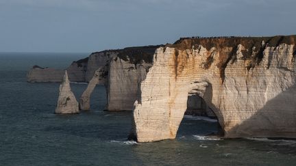 Étretat, en Seine-Maritime, fait partie des sites proposés sur la carte interactive pour découvrir des sites géologiques en France. (LOIC VENANCE / AFP)